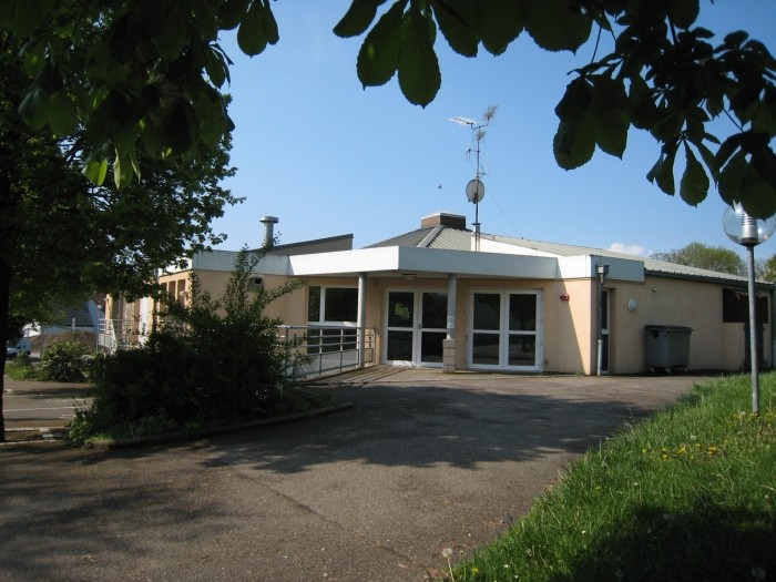 La salle des fetes de Gougenheim vue de l'exterieur, sous un ciel bleu