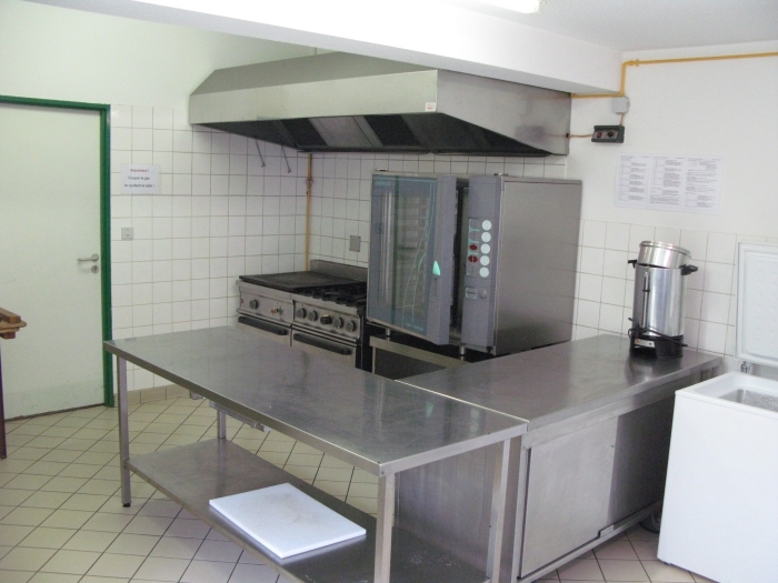 La cuisine equipee de la salle des fetes : four a vapeur, plan de travail inox et chambre froide