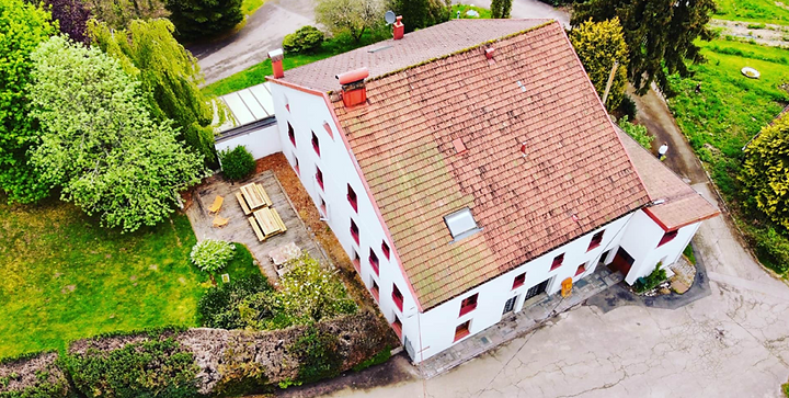Vue aérienne du domaine du Cellet et de ses abords boisés