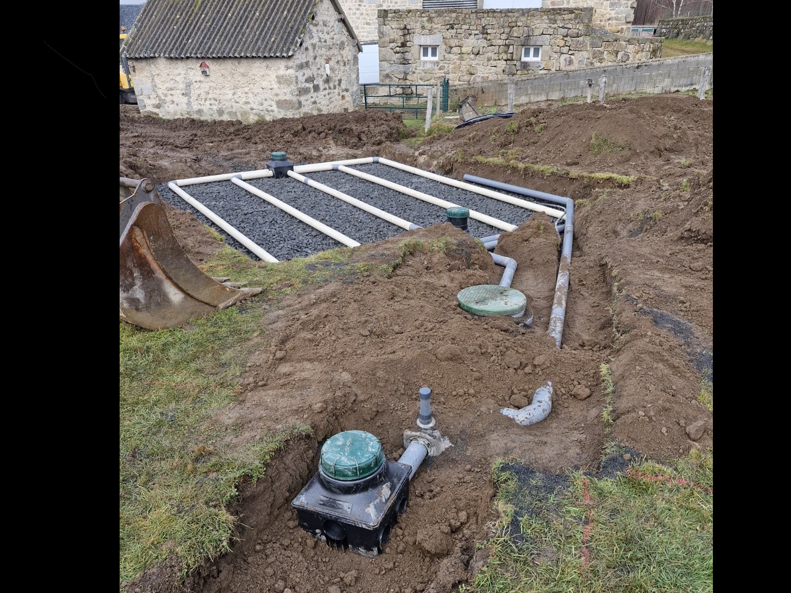 Chantier d'assainissement non-collectif, épandage et regards posés