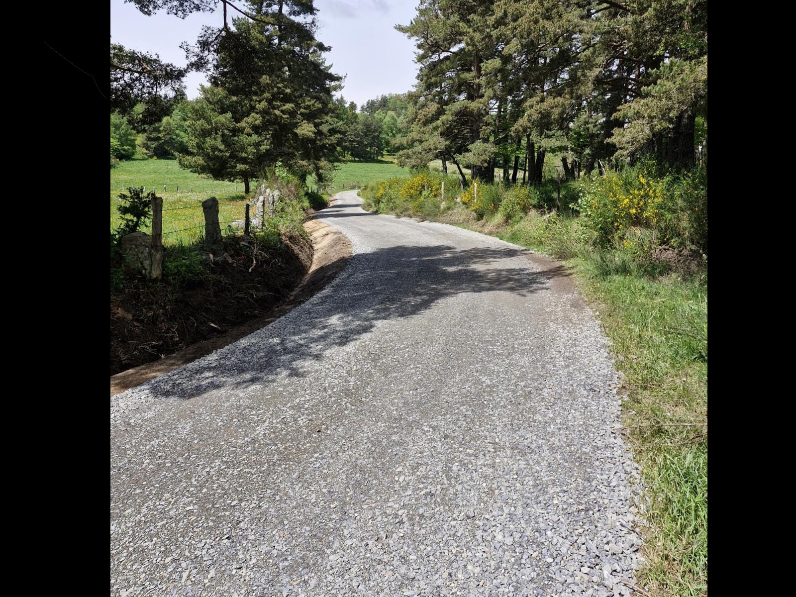 Piste et chemin empierré refait à travers la campagne lozérienne