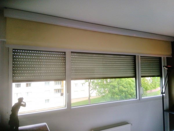 Volets roulants poses sur de larges fenetres de chambre