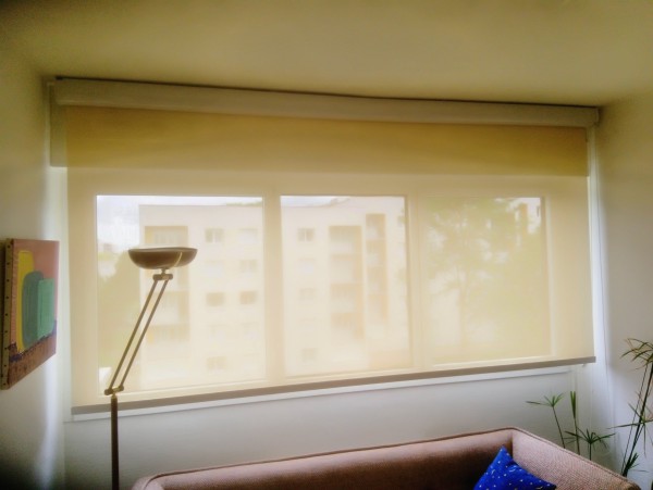 Fenetres trois vantaux avec stores dans un salon lumineux