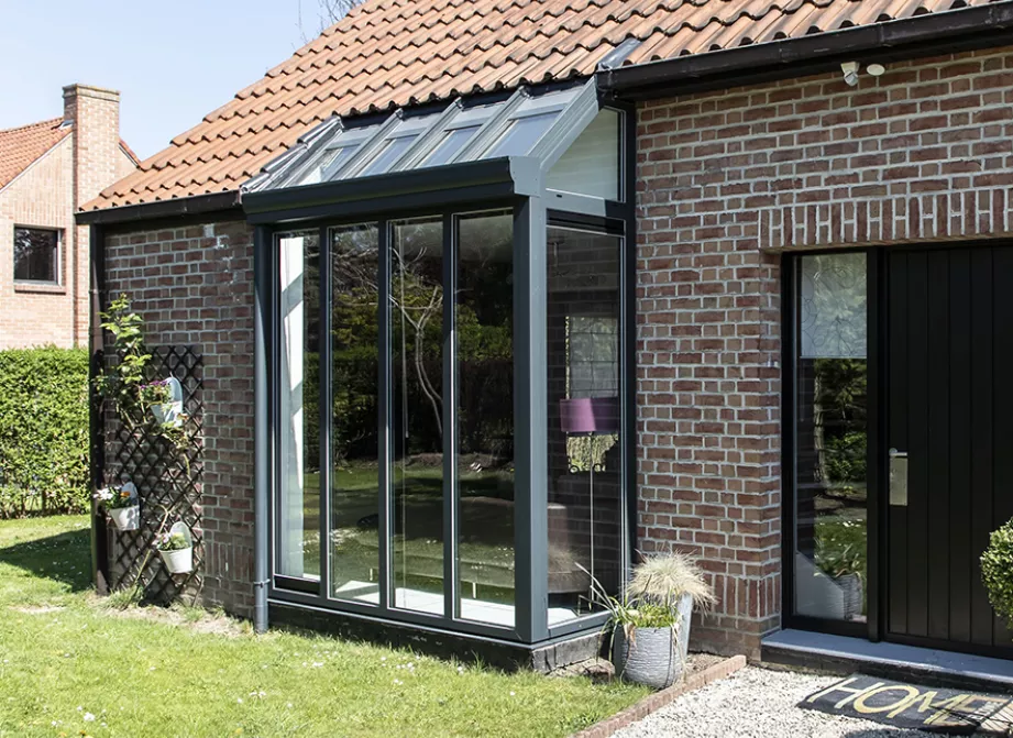 Sas d'entrée vitré Soko en aluminium anthracite sur une maison en brique